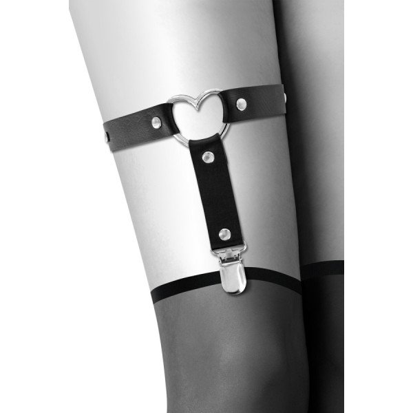 Jarretière noire avec coeur métal et rivets 